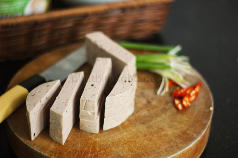 giò lụa ước lễ tại cơ sở thực phẩm Phú Thiệu