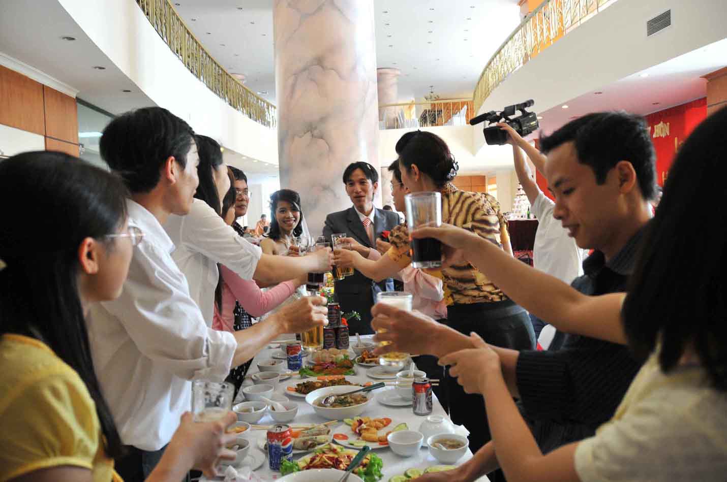 Tiệc đãi khách